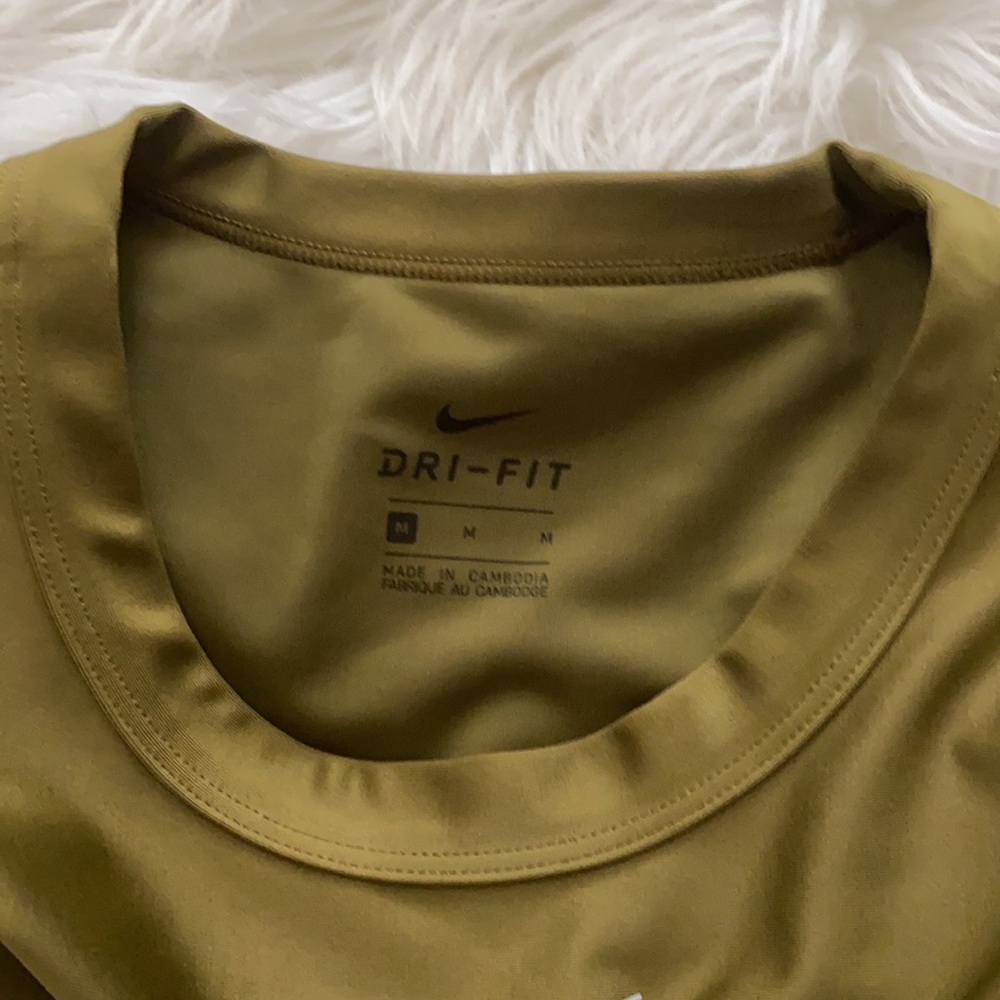 Women’s olive green Nike shirt - Picture 2 of 3